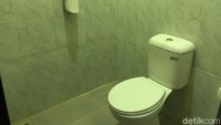 Para murid SMK 3 Pujut biasanya melaksanakan praktik di hotel ini, seperti merapihkan tempat tidur, membersihkan kamar, hingga melakukan laundry. Praktik banyak di sini. Bersihin, makin bed, housekeeping, laundry. Di bawah (lobby) juga biasa dipakai praktik boga, kata penjaga hotel bernama Sarip kepada detikEdu. Foto: Puti Aini Yasmin/detikcom