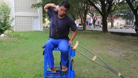 Tampak Atlet tolak peluru National Paralympic Committee (NPC) Aceh Hamdani berlatih di Stadion Harapan Bangsa, Banda Aceh, Aceh, Kamis (21/10/2021).