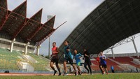 Sejumlah atlet atletik National Paralympic Committee (NPC) Aceh mengikuti latihan rutin di Stadion Harapan Bangsa, Banda Aceh, Aceh, Kamis (21/10/2021).
