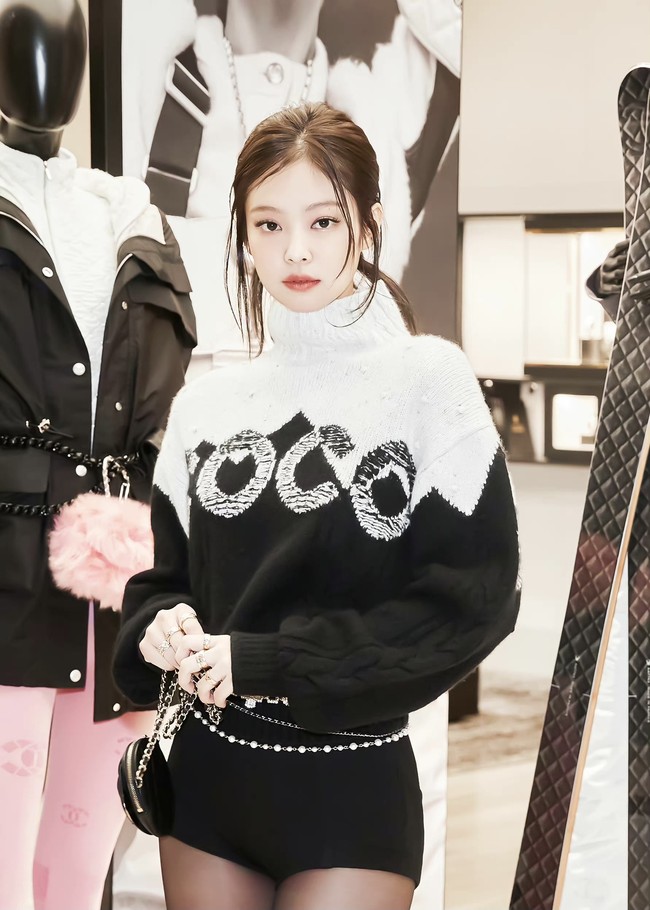 Netizen Korea menilai riasan dan busana Jennie BLACKPINK sempurna untuknya. Rapper grup BLACKPINK itu tampil dengan makeup minimalis. Ia mengikat rambutnya namun beberapa helai dibiarkan terurai. Foto: dok. Chanel