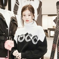 Netizen Korea menilai riasan dan busana Jennie BLACKPINK sempurna untuknya. Rapper grup BLACKPINK itu tampil dengan makeup minimalis. Ia mengikat rambutnya namun beberapa helai dibiarkan terurai. Foto: dok. Chanel