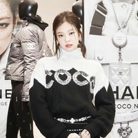 Jennie BLACKPINK mengunjungi pop-up store Chanel yang bertempat di Seoul pada Selasa (19/10/2021). Penampilannya sontak menjadi perbincangan di forum online. Foto: dok. Chanel