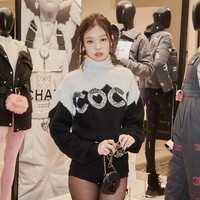 “(Gaya) rambut itu terlihat sempurna untuknya,” “Dia terlihat sangat sempurna dengan riasan alaminya,” “Aku sangat suka rambut dan riasan wajahnya dan gayahnya di foto-foto ini,” tulis sejumlah netizen yang memuji penampilan kekasih G-Dragon itu. Foto: dok. Chanel