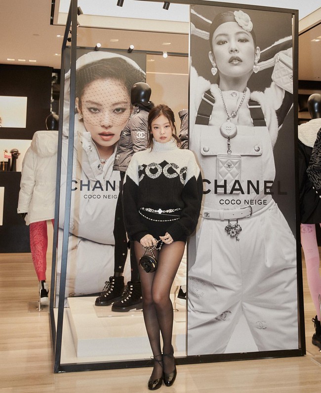 “Dream work 🖤 Senang sekali bisa menjadi bagian dari campaign koleksi yang indah #CocoNeige ini. Terima kasih tim @chanelofficial yang luar biasa!” tulis Jennie BLACKPINK. Foto: dok. Chanel