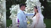 Sah menjadi suami Jessica Iskandar, Vincent Verhaag membuka veil dan mencium bibir Jessica Iskandar. Foto: dok. Instagram Bridestory