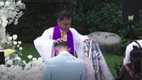 Pemberkatan nikah Jessica Iskandar dan Vincent Verhaag ditayangkan secara live di Instagram Bridestory. Foto: dok. Instagram Bridestory