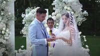 Vincent Verhaag dan Jessica Iskandar menyematkan cincin pernikahan. Foto: dok. Instagram Bridestory