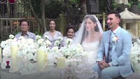 Vincent Verhaag sempat terlihat menangis ketika memandang Jessica Iskandar memasuki area pernikahan dengan menggandeng sang ayah, Hardi Iskandar. Foto: dok. Instagram Bridestory