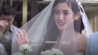 Jessica Iskandar tampak selalu tersenyum sepanjang prosesi pemberkatan nikah. Foto: dok. Instagram Bridestory