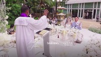 Dekorasi pemberkatan pernikahan Jessica Iskandar terlihat sederhana dengan hiasan bunga-bunga berwarna putih. Foto: dok. Instagram Bridestory