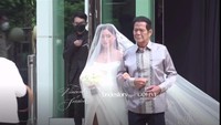 Pemberkatan nikah Jessica Iskandar mengusung tema outdoor di Ayana Midplaza, Sudirman, Jakarta Pusat, Jumat (22/10/2021). Pernikahan Jessica Iskandar dan Vincent hanya dihadiri oleh keluarga inti. Foto: dok. Instagram Bridestory