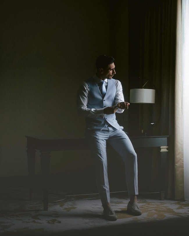 Vincent Verhaag sendiri memakai setelan biru muda yang mendukung suasana akad nikahnya semakin manis dan romantis. Foto: Instagram @axioo