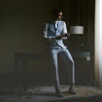 Vincent Verhaag sendiri memakai setelan biru muda yang mendukung suasana akad nikahnya semakin manis dan romantis. Foto: Instagram @axioo