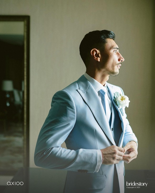 Saat acara pemberkatan para penonton ikut terharu melihat Vincent yang menangis. Pria 29 tahun itu meneteskan air mata ketika melihat istrinya memasuki altar. Foto: Instagram @axioo