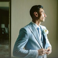 Saat acara pemberkatan para penonton ikut terharu melihat Vincent yang menangis. Pria 29 tahun itu meneteskan air mata ketika melihat istrinya memasuki altar. Foto: Instagram @axioo