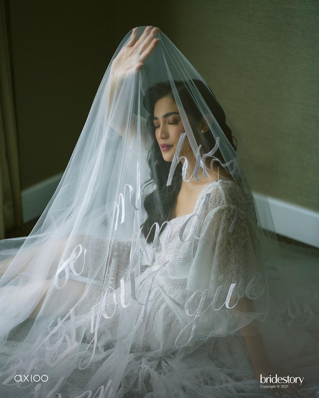 Dalam foto-foto yang dirilis, Jedar terlihat menawan di hari pernikahannya. Ia mengenakan gaun pengantin putih dari rumah busana Monica Ivena.Foto: Instagram @thebridestory