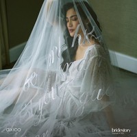 Dalam foto-foto yang dirilis, Jedar terlihat menawan di hari pernikahannya. Ia mengenakan gaun pengantin putih dari rumah busana Monica Ivena.Foto: Instagram @thebridestory