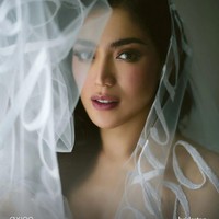 Dress rancangan Monica terlihat cantik sekaligus unik dengan detail spesial yakni veil sepanjang lima meter dengan sulaman kata-kata dari wedding vow-nya. Monica mendesain gaun putih dengan bustier itu sesuai permintaan Jedar yang menginginkan look whimsical, seksi, sekaligus elegan.Foto: Instagram @thebridestory