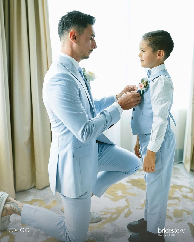 Pernikahan Jedar dan Vincent mendapat restu dari El Barack Alexander. Putra Jedar dari hubungannya terdahulu ini terlihat tampan dan menggemaskan. Ia memakai busana dengan model yang persis dengan Vincent. Foto: Instagram @thebridestory