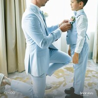 Pernikahan Jedar dan Vincent mendapat restu dari El Barack Alexander. Putra Jedar dari hubungannya terdahulu ini terlihat tampan dan menggemaskan. Ia memakai busana dengan model yang persis dengan Vincent. Foto: Instagram @thebridestory