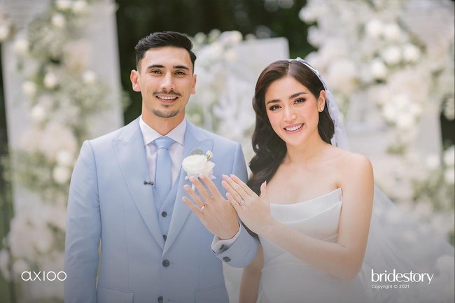 Jessica Iskandar dan Vincent Verhaag sempat membantah kedekatan mereka. Tapi pasangan ini akhirnya membenarkan adanya hubungan spesial hingga hari ini bersanding di pelaminan. Foto: Instagram @thebridestory