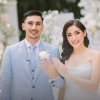 Jessica Iskandar dan Vincent Verhaag sempat membantah kedekatan mereka. Tapi pasangan ini akhirnya membenarkan adanya hubungan spesial hingga hari ini bersanding di pelaminan. Foto: Instagram @thebridestory