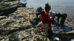 Jorok! Sampah Menumpuk di Pantai Lampung