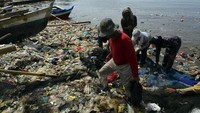 Menurut warga dan nelayan sekitar, sampah yang menumpuk menutupi pesisir pantai itu sebagia besar berasal dari limbah rumah tangga dan plastik yang terseret arus dan menumpuk sehingga mencemari kawasan pantai tersebut.