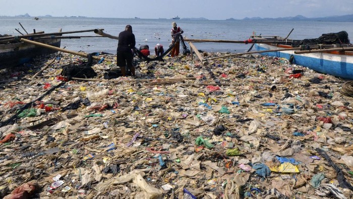 Jorok! Sampah Menumpuk di Pantai Lampung Sampah menumpuk di kawasan Pantai Sukaraja Bandar Lampung. Menurut warga dan nelayan sekitar sampah itu sebagian berasal dari limbah rumah tangga dan plastik.