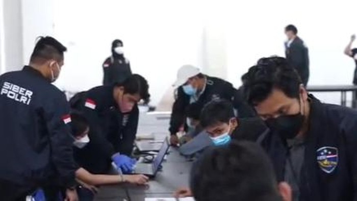 kantor pinjol ilegal di surabaya digerebek