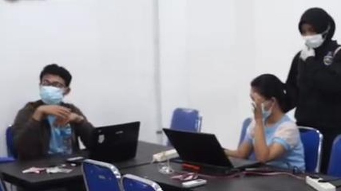 kantor pinjol ilegal di surabaya digerebek