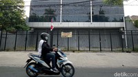 Polisi juga tidak memasang garis polisi di ruko tersebut.