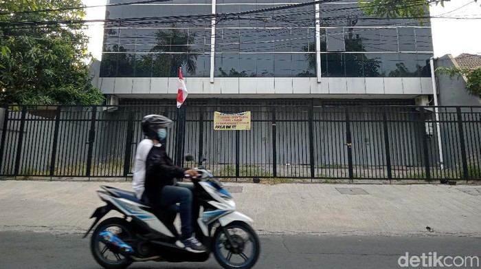 Polda Jatim menggerebek salah satu kantor pinjol ilegal PT Duyung Sakti Indonesia. Begini kondisi kantor Pinjol usai digerebek.