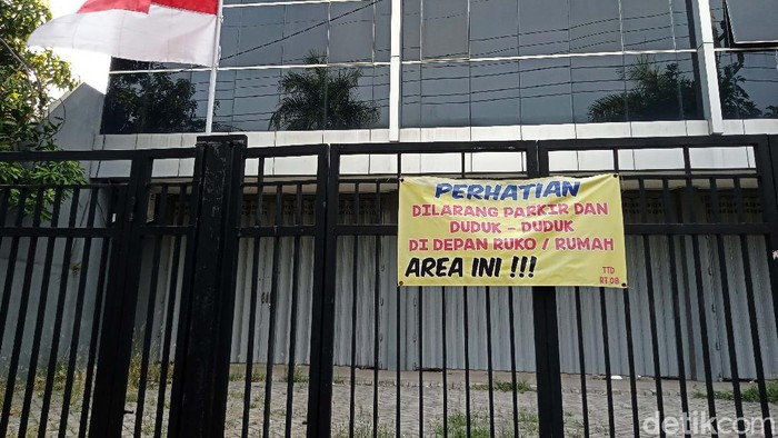 Polda Jatim menggerebek salah satu kantor pinjol ilegal PT Duyung Sakti Indonesia. Begini kondisi kantor Pinjol usai digerebek.