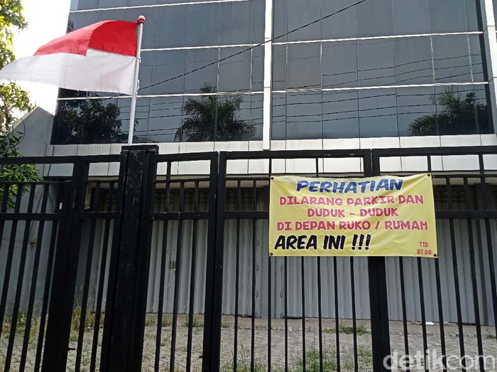 Polda Jatim menggerebek salah satu kantor pinjol ilegal PT Duyung Sakti Indonesia. Begini kondisi kantor Pinjol usai digerebek.