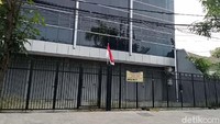 Dari kantor itu dikabarkan 13 orang diamankan. Mereka tengah diperiksa di Polda Jatim.
