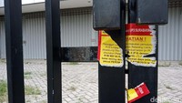 Pantauan detikcom di lokasi, usai digerebek, kantor dengan pagar besi warna hitam itu tampak sepi dan tak ada aktivitas.