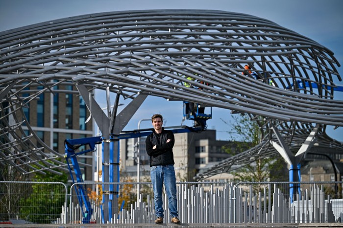 Kenalan dengan Pematung Si Ikan Paus DUNDEE, SCOTLAND - OCTOBER 20: An ariel view of the newly installed whale sculpture by Lee Simmons on October 20, 2021 in Dundee, Scotland. The whale was designed by artist Lee Simmons for the Dundee City Council, who held a competition calling for a whale-themed canopy for its waterfront that would commemorate the city's historical links with the whaling industry. (Photo by Jeff J Mitchell/Getty Images)