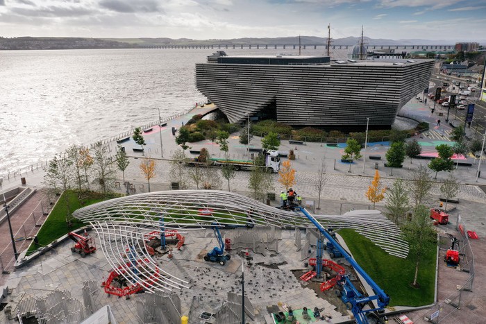 Kenalan dengan Pematung Si Ikan Paus DUNDEE, SCOTLAND - OCTOBER 20: An ariel view of the newly installed whale sculpture by Lee Simmons on October 20, 2021 in Dundee, Scotland. The whale was designed by artist Lee Simmons for the Dundee City Council, who held a competition calling for a whale-themed canopy for its waterfront that would commemorate the city's historical links with the whaling industry. (Photo by Jeff J Mitchell/Getty Images)
