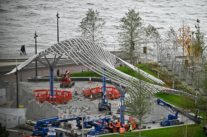 Kenalan dengan Pematung Si Ikan Paus DUNDEE, SCOTLAND - OCTOBER 20: An ariel view of the newly installed whale sculpture by Lee Simmons on October 20, 2021 in Dundee, Scotland. The whale was designed by artist Lee Simmons for the Dundee City Council, who held a competition calling for a whale-themed canopy for its waterfront that would commemorate the city's historical links with the whaling industry. (Photo by Jeff J Mitchell/Getty Images)