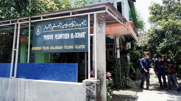Keren! Tas Racikan Pengasuh-Santri Ponpes di Klaten Terbang ke Mancanegara Santri di Pondok Pesantren Al Qohar Klaten tak hanya belajar ilmu agama. Mereka juga turut memproduksi tas yang sudah diekspor ke berbagai negara di dunia.