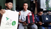 Wanita yang kerap dipanggil Ria itu menceritakan usaha tas itu diawali dari hobinya sejak kuliah. Setelah menikah dan kelahiran anak pertama mulailah membuat tas sebagai usaha. Dalam hal pemasaran, kata Ria, yang berperan suaminya, Abdul Haris dengan sistem online. Mulai usaha 2011 saat anak saya pertama lahir.