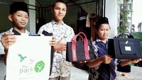 Dikatakan Ria, omset per bulan Rp 50 juta atau Rp 70 juta. Tapi kadang hanya Rp 10 juta dan tidak pasti meskipun bisa menopang kegiatan pondok. Selama pandemi, ujar Ria memang juga berdampak. Termasuk untuk tenaga kerja yang diserap menjadi berkurang. Awalnya bisa 15 orang, pandemi ini tim jadi 9 orang. Sekarang jadi 5- 6 orang saja karena ada pandemi tapi untuk model tasnya sudah banyak, pungkas Ria.