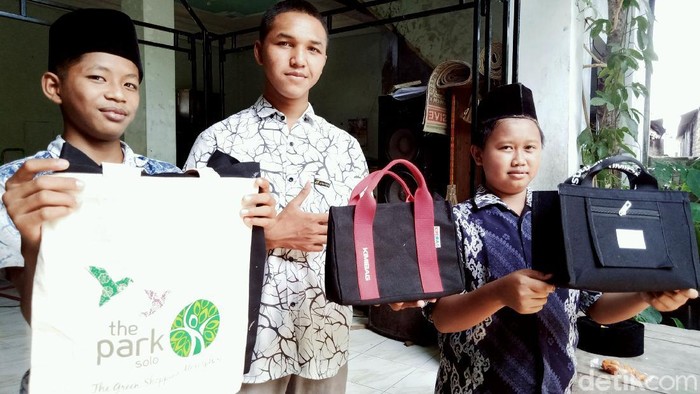 Santri di Pondok Pesantren Al Qohar Klaten tak hanya belajar ilmu agama. Mereka juga turut memproduksi tas yang sudah diekspor ke berbagai negara di dunia.