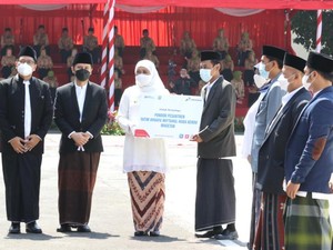 Khofifah Ajak Santri di Jatim Jihad Lawan Kemiskinan