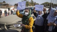 Dalam aksi tersebut mereka tampak membawa sejumlah poster yang berisi kritik dan aspirasi mereka terkait kebijakan Taliban yang kini menguasai kawasan Afghanistan. 