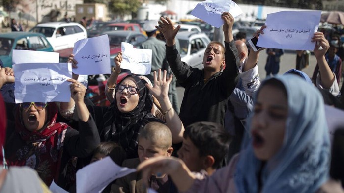 Kritik Taliban, Wanita di Afghanistan Turun ke Jalan Sejumlah wanita di Afghanistan melakukan aksi unjuk rasa mengkritik Taliban. Dalam aksi itu salah satu aspirasi yang disuarakan adalah terkait hak-hak perempuan