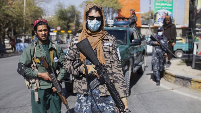 Sejumlah wanita di Afghanistan melakukan aksi unjuk rasa mengkritik Taliban. Dalam aksi itu salah satu aspirasi yang disuarakan adalah terkait hak-hak perempuan