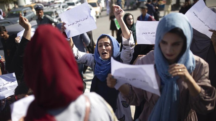 Sejumlah wanita di Afghanistan melakukan aksi unjuk rasa mengkritik Taliban. Dalam aksi itu salah satu aspirasi yang disuarakan adalah terkait hak-hak perempuan