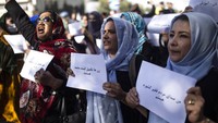 Membawa poster berisi kritik dan aspirasi mereka terkait kebijakan Taliban, sejumlah wanita Afghanistan menggelar aksi unjuk rasa di Kabul.